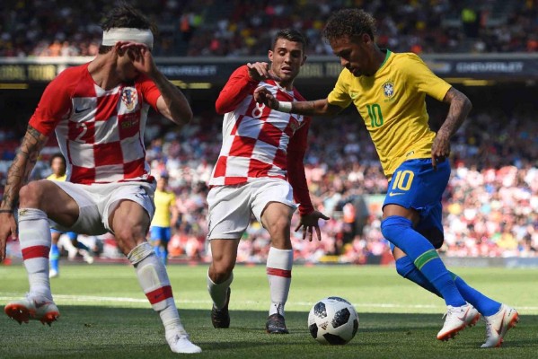 Brazil's striker Neymar (R) vies with Croatia's defender Sime Vrsaljko (L) and Croatia's midfielder Mateo Kovacic (C) in the build up to scoring the opening goal of the International friendly football match between Brazil and Croatia at Anfield in Liverpool on June 3, 2018. / AFP PHOTO / Oli SCARFF