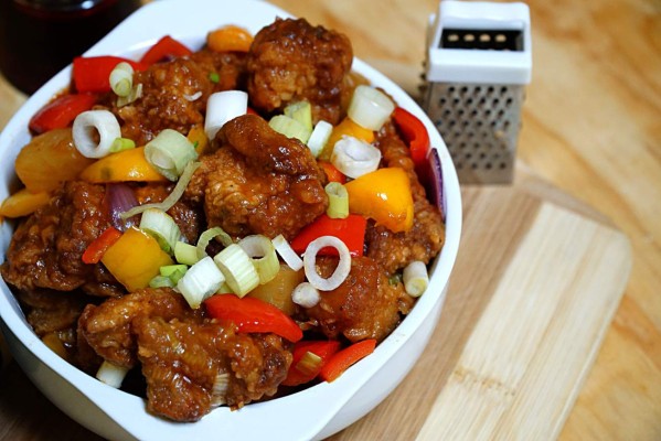 Cerdo agridulce con vegetales y piña