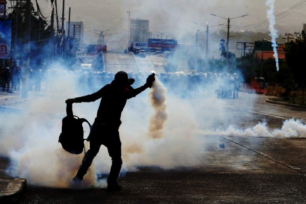 Universitarios se toman las cercanías de la UNAH en Tegucigalpa