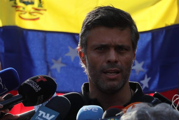 Leopoldo López salió de Venezuela y viajará a España, según su padre