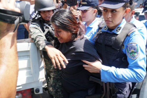 Mujer quedó atrapada durante horas en comercial que fue saqueada en San Pedro Sula
