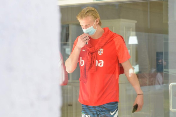 El delantero del Borussia Dortmund Erling Haaland se ha incorporado hoy lunes a la concentración de la selección noruega de fútbol en Marbella (Málaga), que tras su entrenamiento ha regresado al hotel en la localidad malagueña de Puerto Banús y donde van a preparar sus tres primeros partidos clasificatorios para el Mundial de Catar 2022. EFE/Antonio Paz