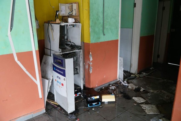 Vuelve la calma con negocios en la ruina en San Pedro Sula