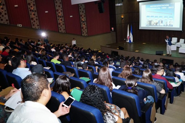 Universitarios aprenden sobre procesos electorales
