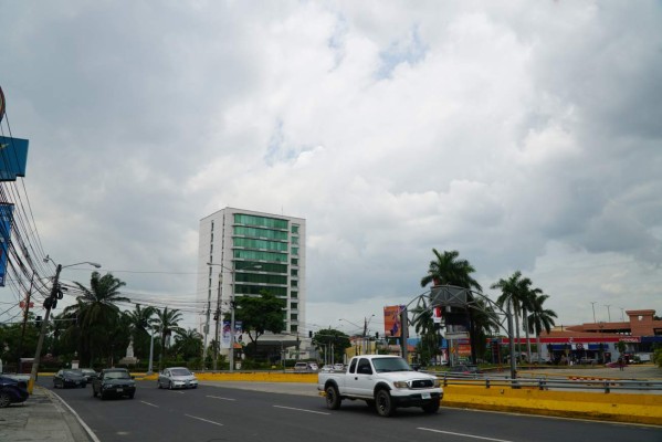 Lluvias, vientos fuertes y actividad eléctrica pronostican para hoy