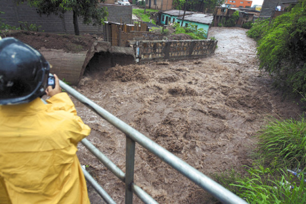 Fuerte tormenta deja inundaciones en la capital