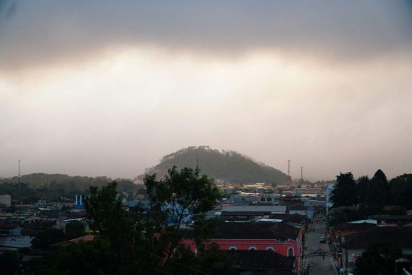 La Esperanza amaneció cubierta totalmente de neblina