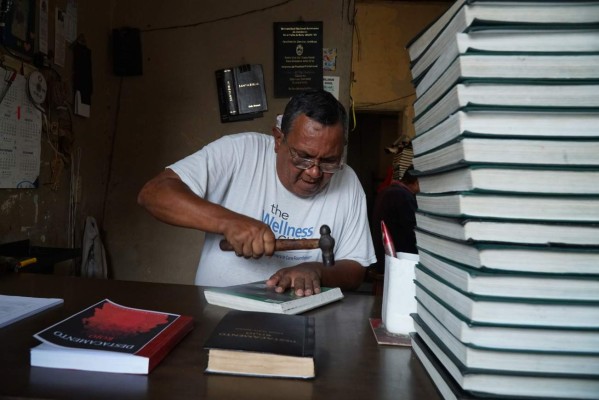 Sobrevive: el arte de encuadernar libros y documentos