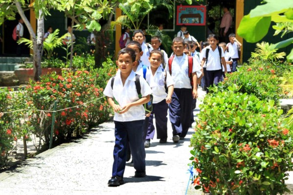 Más de dos millones de alumnos inician clases este lunes