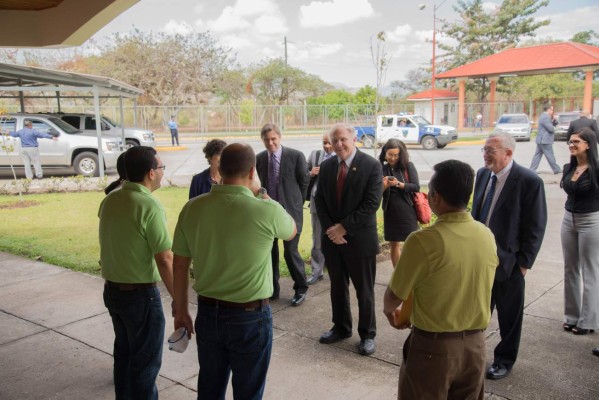 Congresista de EUA busca negocios en Honduras