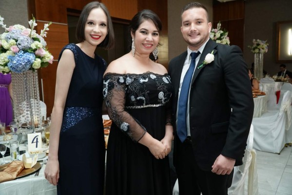 Nicole Romero, Olimpia Carranza y Carlos Cáceres