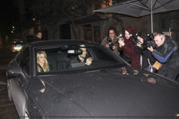 Shakira cuelga fotos de la mano con Piqué
