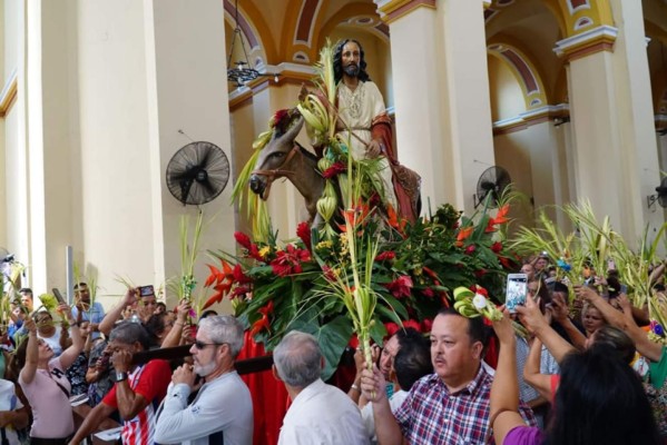 Feligresía católica sampedrana celebra con fervor el Domingo de Ramos
