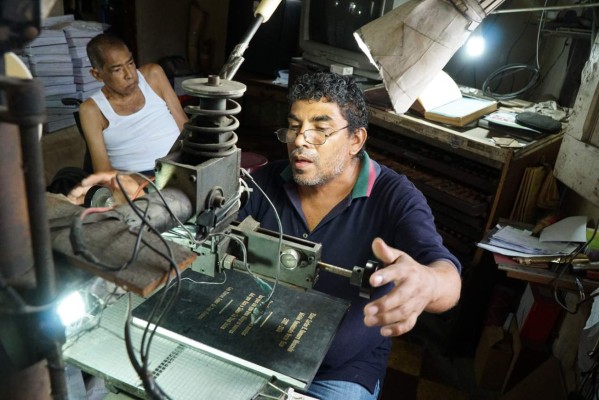 Sobrevive: el arte de encuadernar libros y documentos