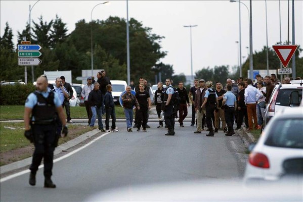 El hombre fue abatido por la policía tras intentar penetrar en una comisaría de París.