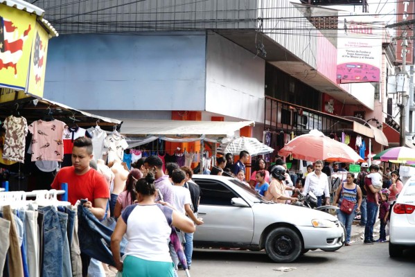 Compradores inundan zonas comerciales previo a Navidad