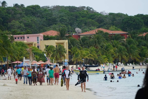 Una gran cantidad de turistas salvadoreños entraron este domingo a Honduras