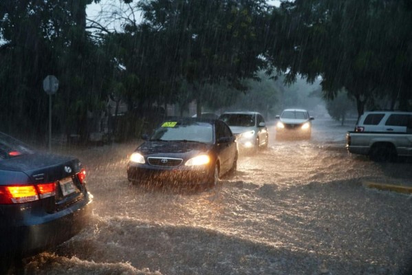 Caos, destrozos y más de 100 vehículos varados deja aguacero en San Pedro