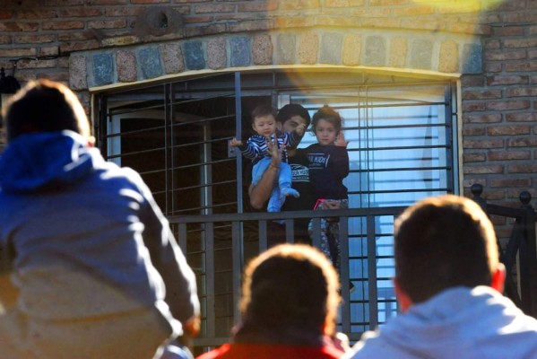 Video: Luis Suárez reaparece y saluda a hinchas uruguayos