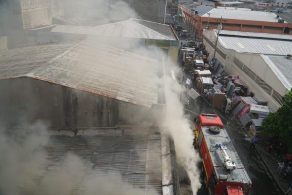 VIDEO: Así avanzó el incendio en los negocios de la avenida Lempira en San Pedro Sula
