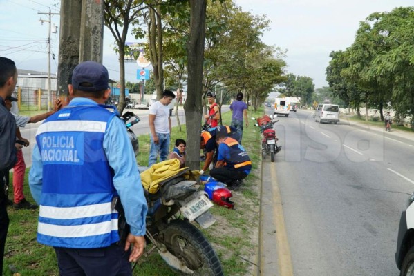 Chocan dos motociclistas en el bulevar del este de San Pedro Sula