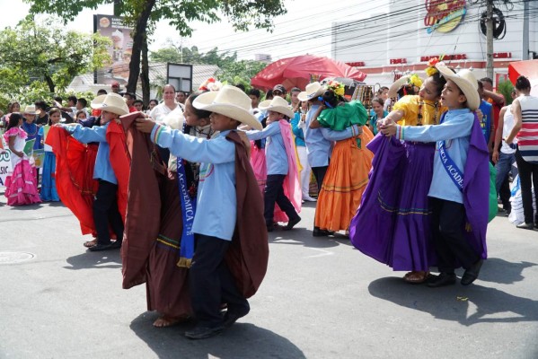 Escolares hondureños rinden homenaje a la patria