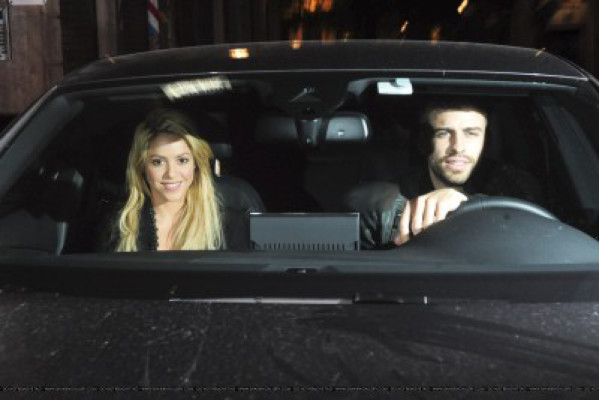 Shakira cuelga fotos de la mano con Piqué