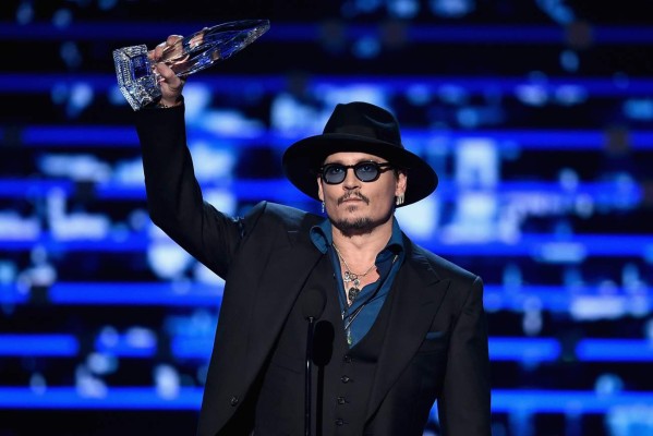 LOS ANGELES, CA - JANUARY 06: Actor Johnny Depp accepts Favorite Dramatic Movie Actor award onstage during the People's Choice Awards 2016 at Microsoft Theater on January 6, 2016 in Los Angeles, California. Kevin Winter/Getty Images/AFP== FOR NEWSPAPERS, INTERNET, TELCOS & TELEVISION USE ONLY ==