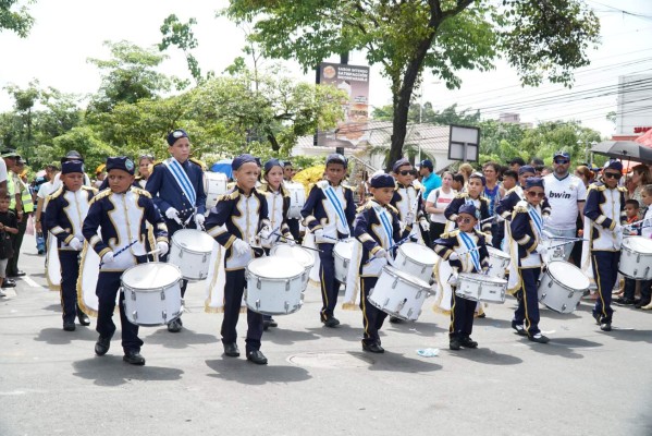 Escolares hondureños rinden homenaje a la patria