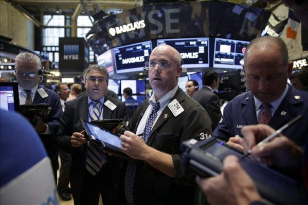 Wall Street cierra en alza mientras descifra a la Fed