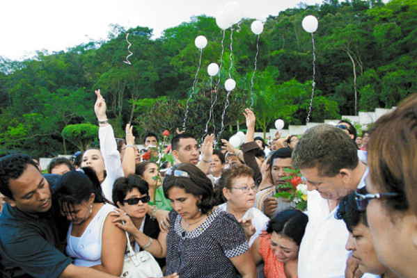 Rinden emotiva despedida al abogado Óscar Mejía