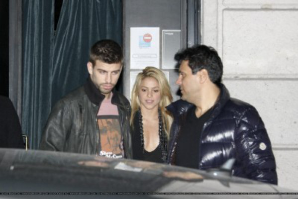 Shakira cuelga fotos de la mano con Piqué