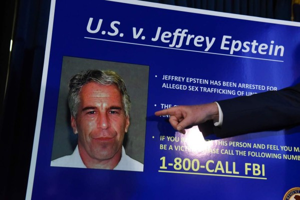 La autopsia del multimillonario Epstein muestra fracturas en el cuello