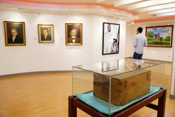 Armas y objetos de Morazán en exposición del museo del BCH