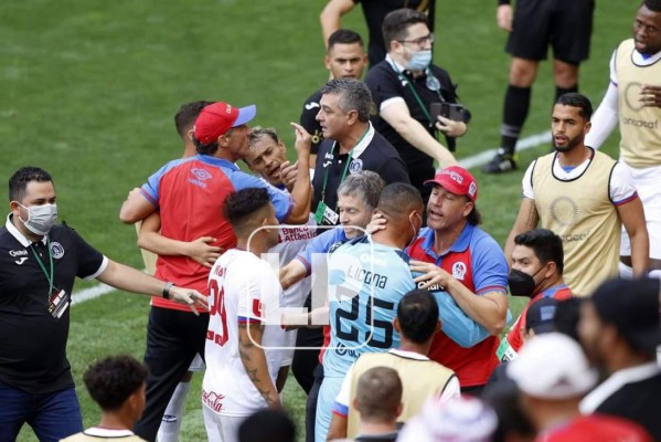 Pedro Troglio y Diego Vázquez fueron expulsados en el clásico Olimpia-Motagua en Nueva Jersey. Foto Neptalí Romero