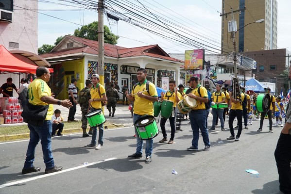 Escolares hondureños rinden homenaje a la patria