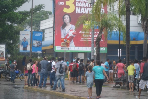 Centros comerciales del este en poder de vándalos