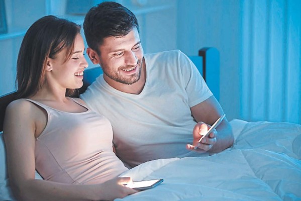 ¡Alerta! La luz azul que produce su celular puede dejarlo ciego