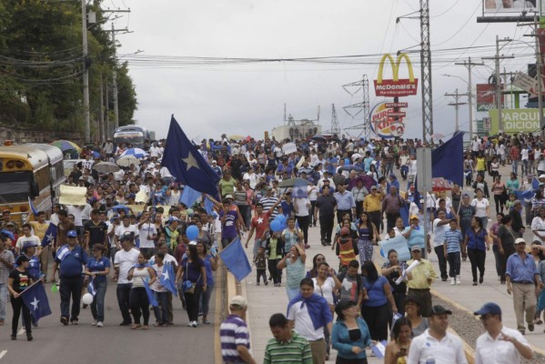 Gobierno combate corrupción, dicen nacionalistas en marcha