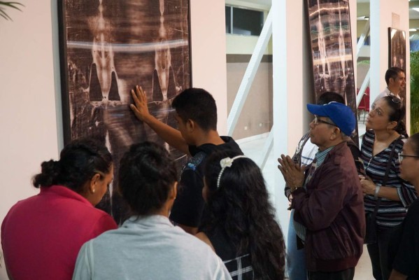 Réplica de la Sábana Santa maravilla a hondureños