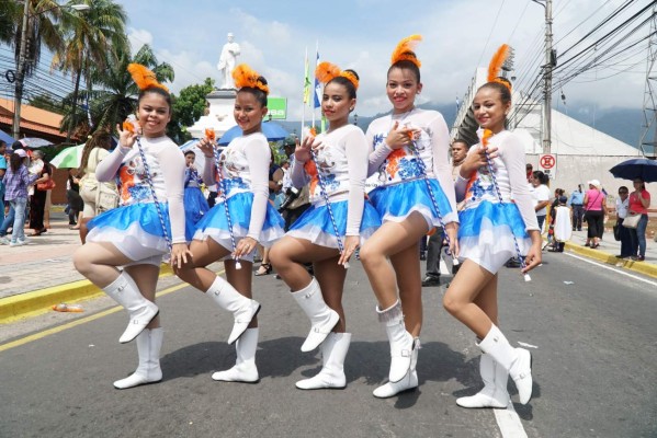 Escolares hondureños rinden homenaje a la patria