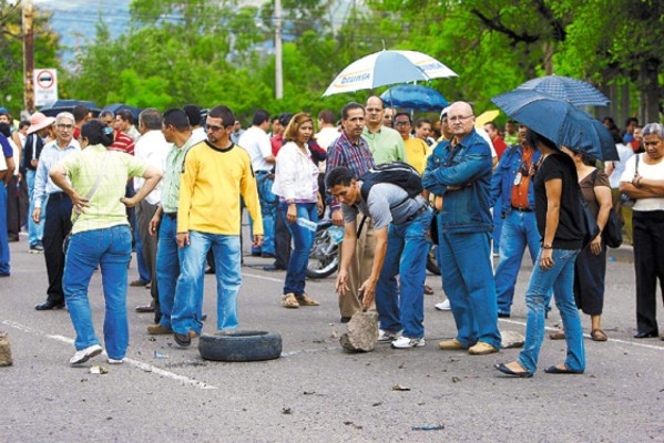 Maestros decretan paro indefinido en colegios