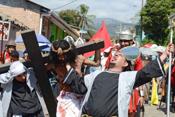 Catholic devotees make a Via Crucis reenactment in Trinidad, Santa Barbara department, 280 km north of Tegucigalpa on March 25, 2016. Christian believers around the world mark the Holy Week of Easter in celebration of the crucifixion and resurrection of Jesus Christ. AFP PHOTO / ORLANDO SIERRA