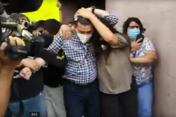 Le estrellan dos 'huevazos' en la cabeza a Marco Bográn tras salir de la ATIC