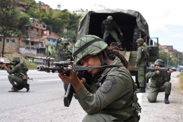 Militares se ejercitan ante supuestos planes de ataque