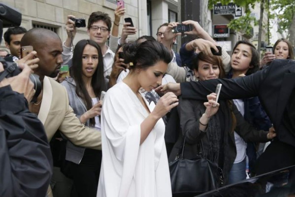 Kim Kardashian vestida de blanco con esposo.