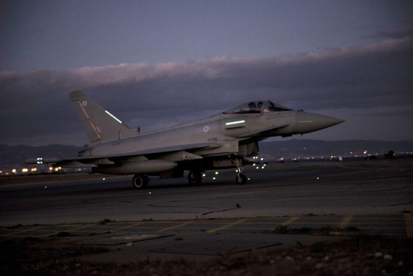 Hollande y Camerón intensificarán cooperación contra Isis