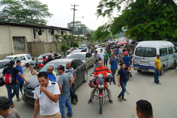 Conductores de buses y pobladores se toman carretera hacia Ticamaya