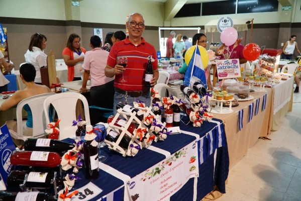 Emprendedor elabora vinos con la receta de su madre