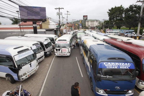 Largas filas de buses se aparcaron en las cercanías de Casa de Gobierno para forzar una reunión de alto nivel ayer en Tegucigalpa.